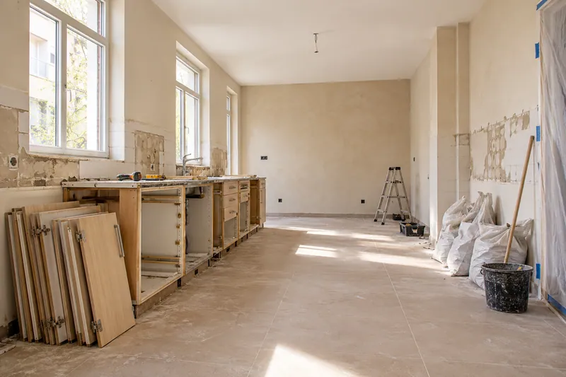 Visualización conceptual IA: Retirada de muebles y revestimientos al comienzo de una reforma de cocina.